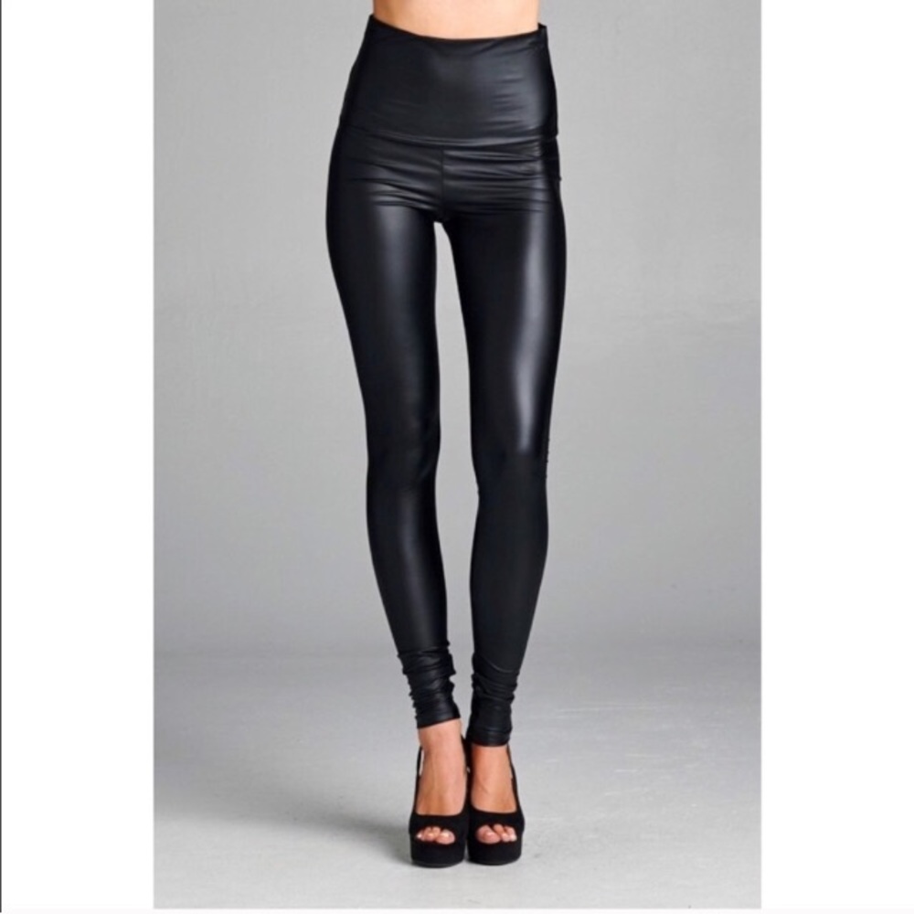 🔃 Faux leather leggings